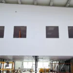 Instalación de oficina elevada en nave industrial