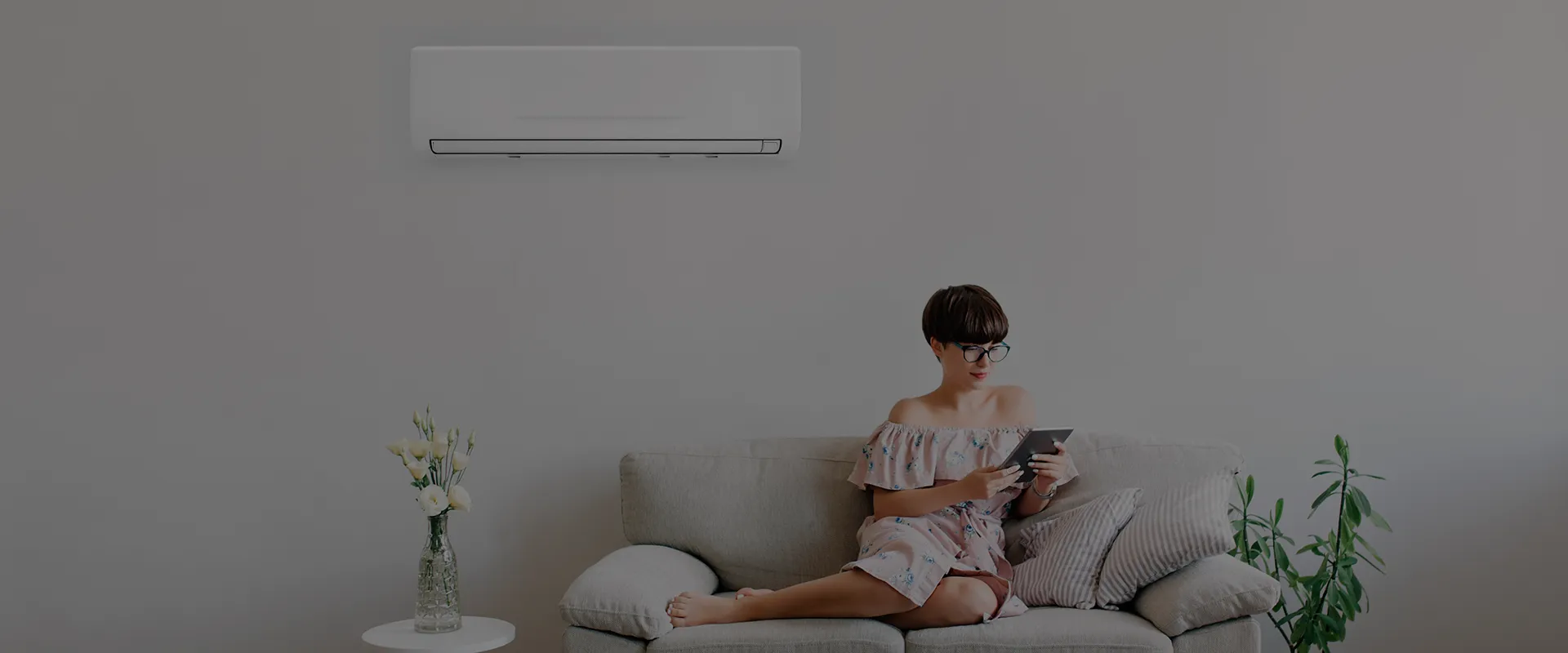Salón contemporáneo con aire acondicionado y sistema de energía solar para eficiencia energética.
