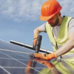 técnico aplicando reparaciones en placas solares