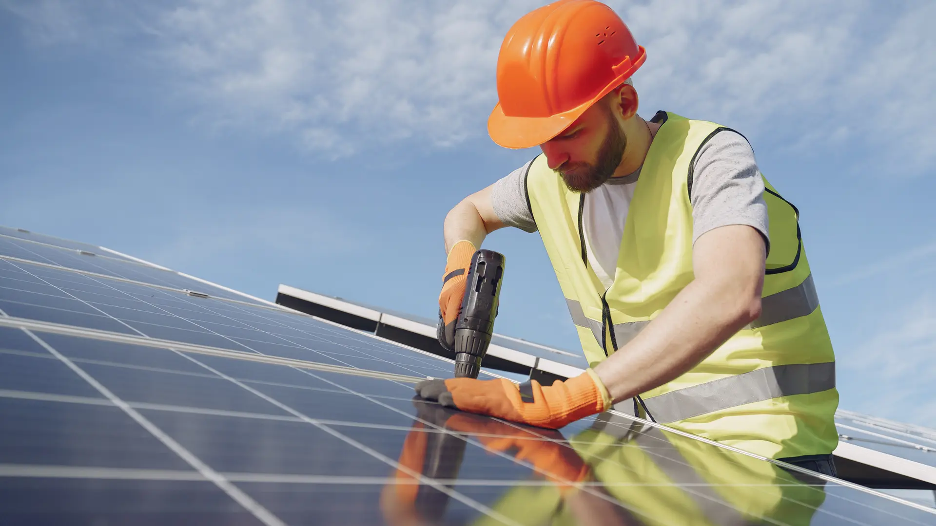 técnico aplicando reparaciones en placas solares