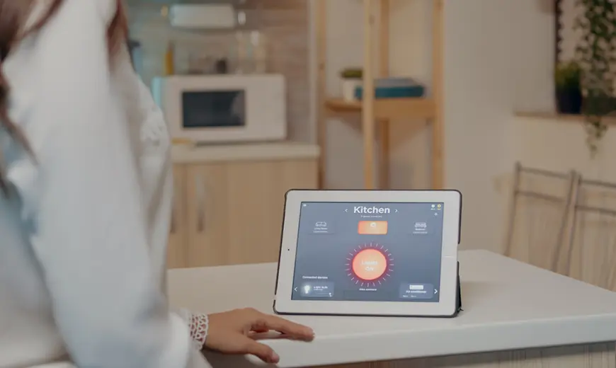 5 ventajas de la integración eléctrica y climatización en tu hogar 2 tableta de domótica mostrando información y control energético de la cocina