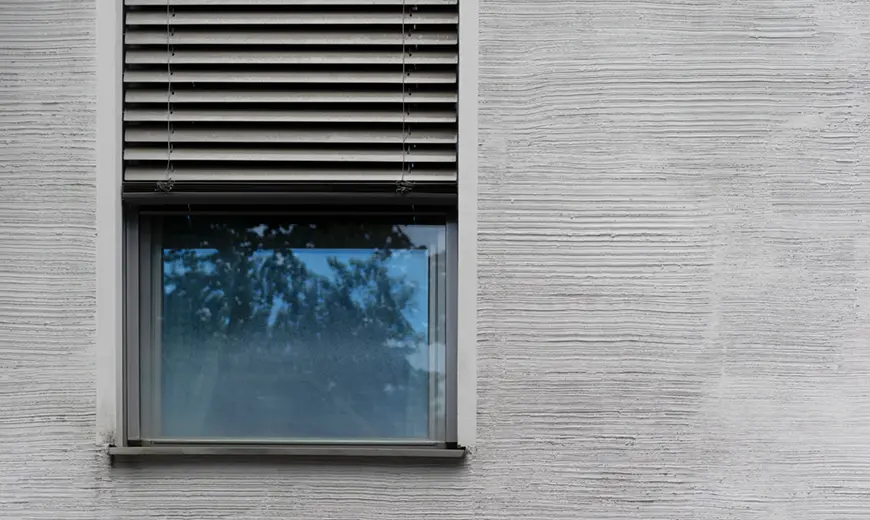 5 ventajas de la integración eléctrica y climatización en tu hogar 4 persiana inteligente vista desde la fachada de una casa